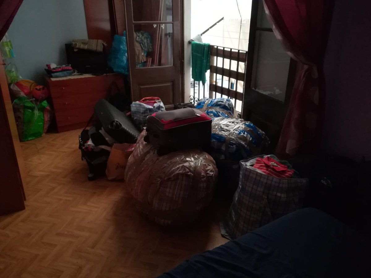 La comitiva ha decidido desalojar en #SolucionParaNadia y los <a href="/mossos/">Mossos</a> acatan. Somos docenas de personas dispuestas a resistir y defender la vida de esta familia, de momento metida en cajas.