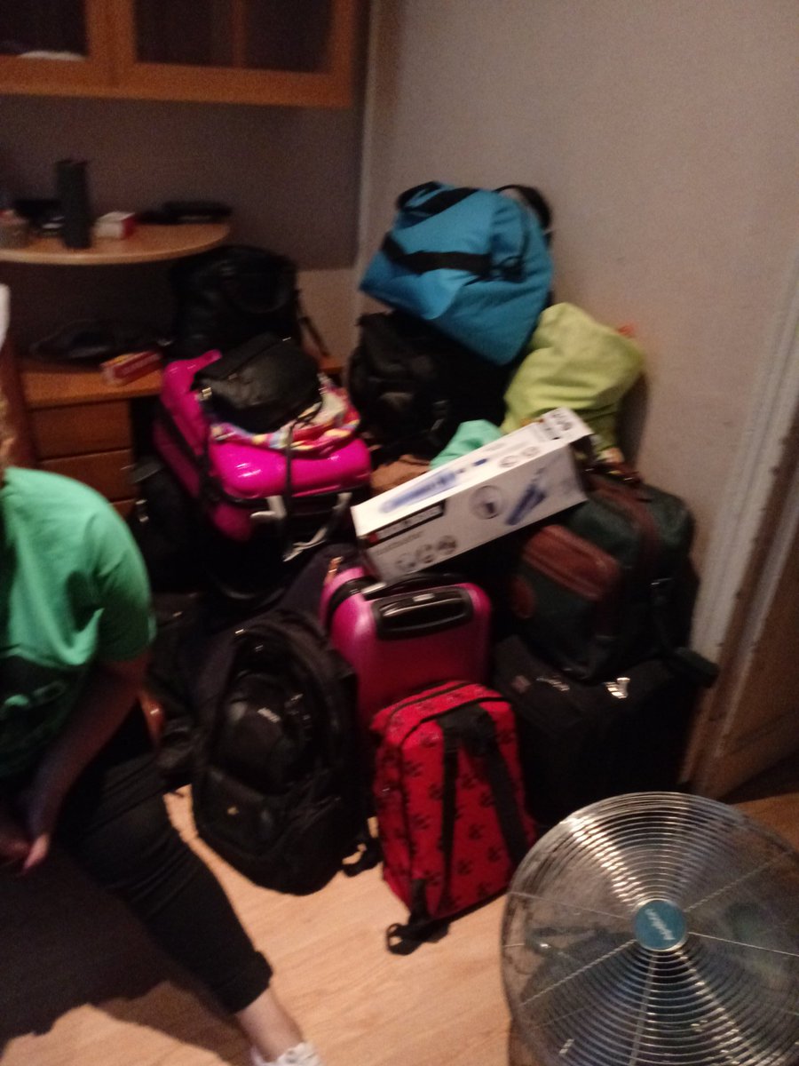 La propiedad quiere ejecutar #SolucionParaNadia con dos menores y sin realojo.

Está llegando la brimo para sacar a una familia a rastras de su casa