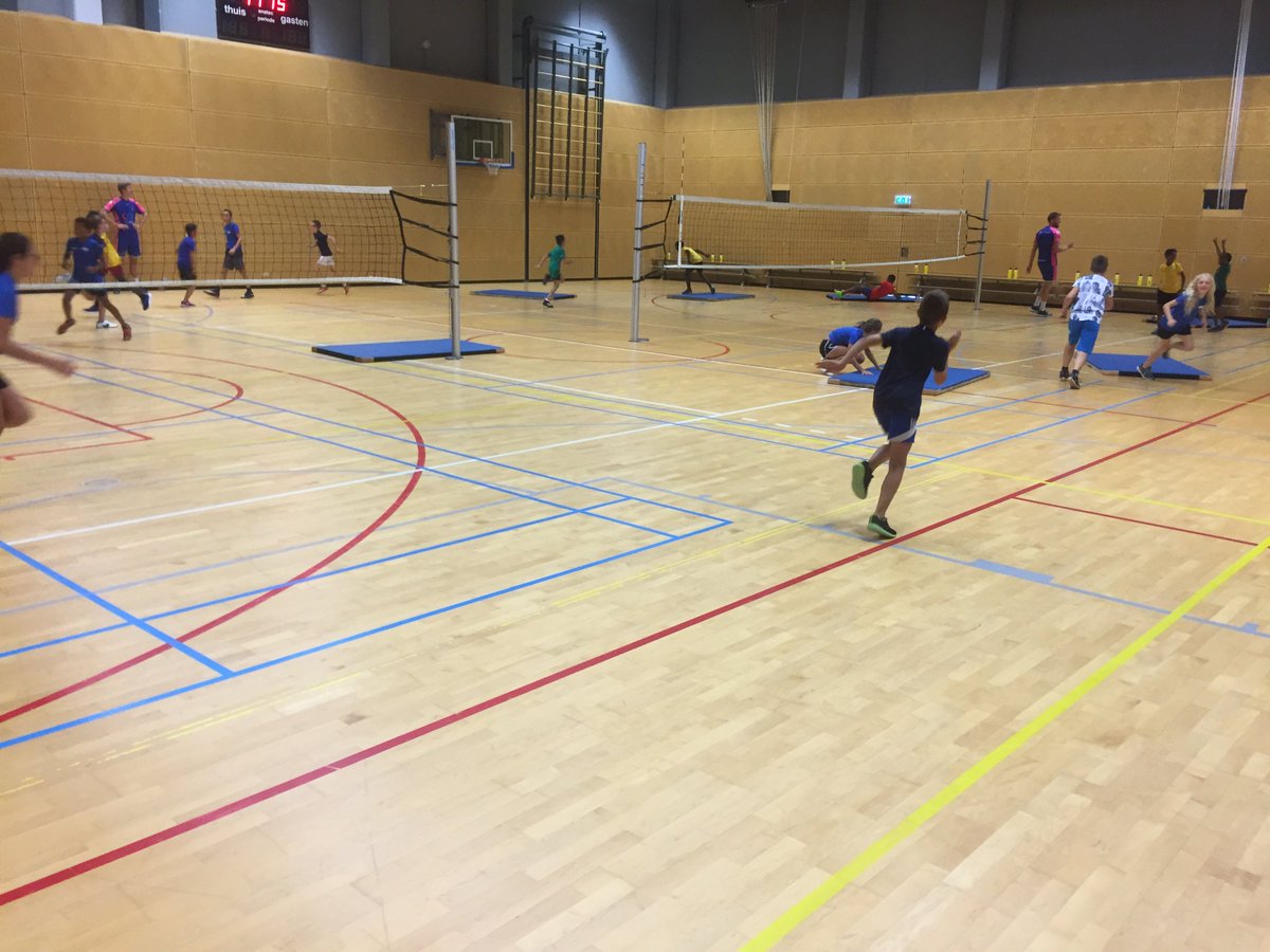 SportService038's tweet photo. Duiken als een echte volleyballer, maar dan zachtjes op de mat! Vandaag staat een volleybalclinic op het programma bij Kids United Sport Zwolle in het Landstede Sportcentrum. Vanmiddag volgt het programma in trampolinesferen! Dag 2 #KUSZ volop in gang! https://t.co/01tIRBxlNb https://t.co/flmKCu4k7j