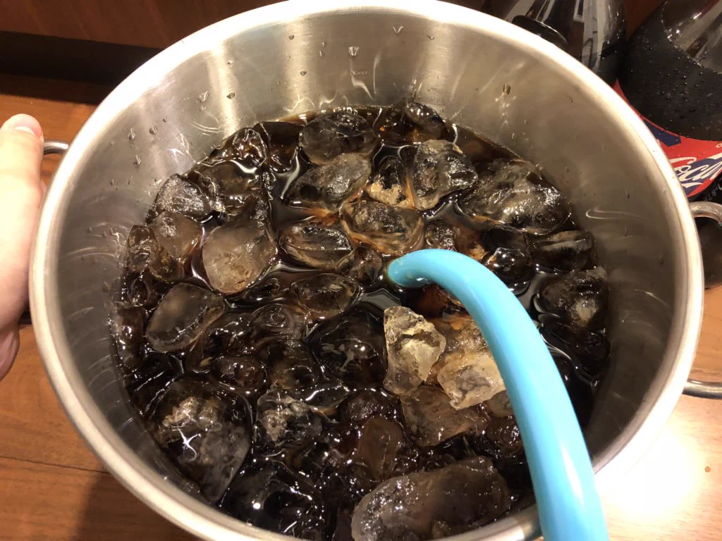 一度はやってみたい？キンキンに冷えたコーラをバケツいっぱいにして飲むｗｗｗ