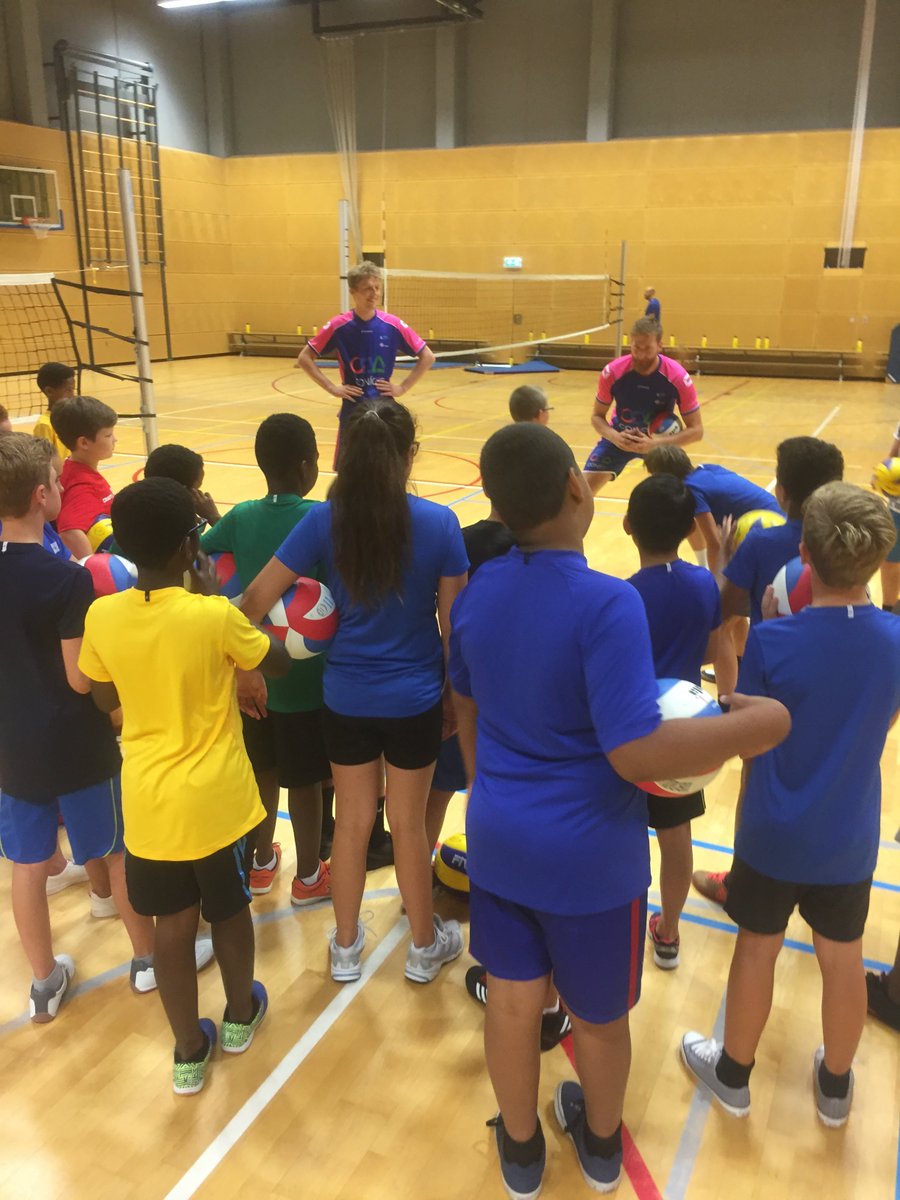 SportService038's tweet photo. Duiken als een echte volleyballer, maar dan zachtjes op de mat! Vandaag staat een volleybalclinic op het programma bij Kids United Sport Zwolle in het Landstede Sportcentrum. Vanmiddag volgt het programma in trampolinesferen! Dag 2 #KUSZ volop in gang! https://t.co/01tIRBxlNb https://t.co/flmKCu4k7j