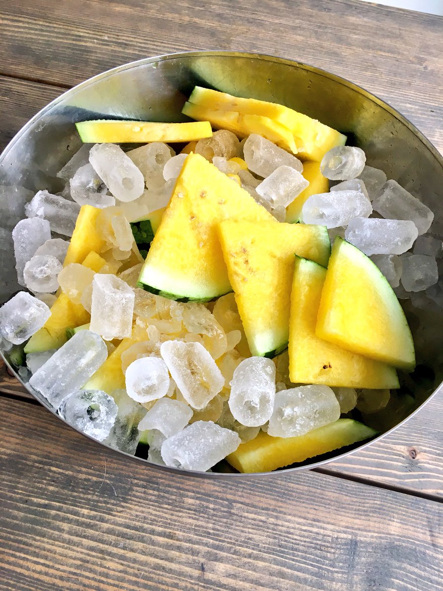 dieBeymeister's tweet photo. Derweil in Köln Mülheim: Fresh Expressions of Obst. #FrehX #sommer2018 https://t.co/d1N6cs9ocx