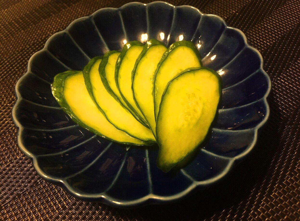 リュウジ 料理のおにいさんバズレシピ これは世界で一番簡単に旨い浅漬けを作る方法なんですが きゅうり 一本斜め切りにしてポリ袋などに入れ 昆布茶小さじ1入れ揉み数分置くのです 昆布の旨味の効いた超旨い浅漬けになります 人参や茄子など色々な野菜で