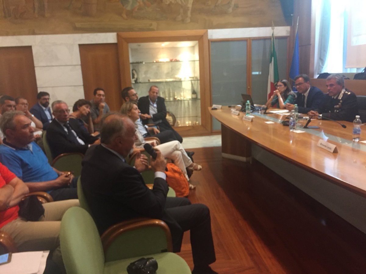 assoambiente's tweet photo. #ClassificazioneRifiuti #Ecotossico #HP14
Inizia #questiontime tra pubblico e relatori.
È possibile fare domande anche commentando la diretta Facebook o sui canali social di @TvRicicla. Diversi i casi operativi specifici e le relative difficoltà sul tema dell'incontro. https://t.co/0c0TaRqNlo