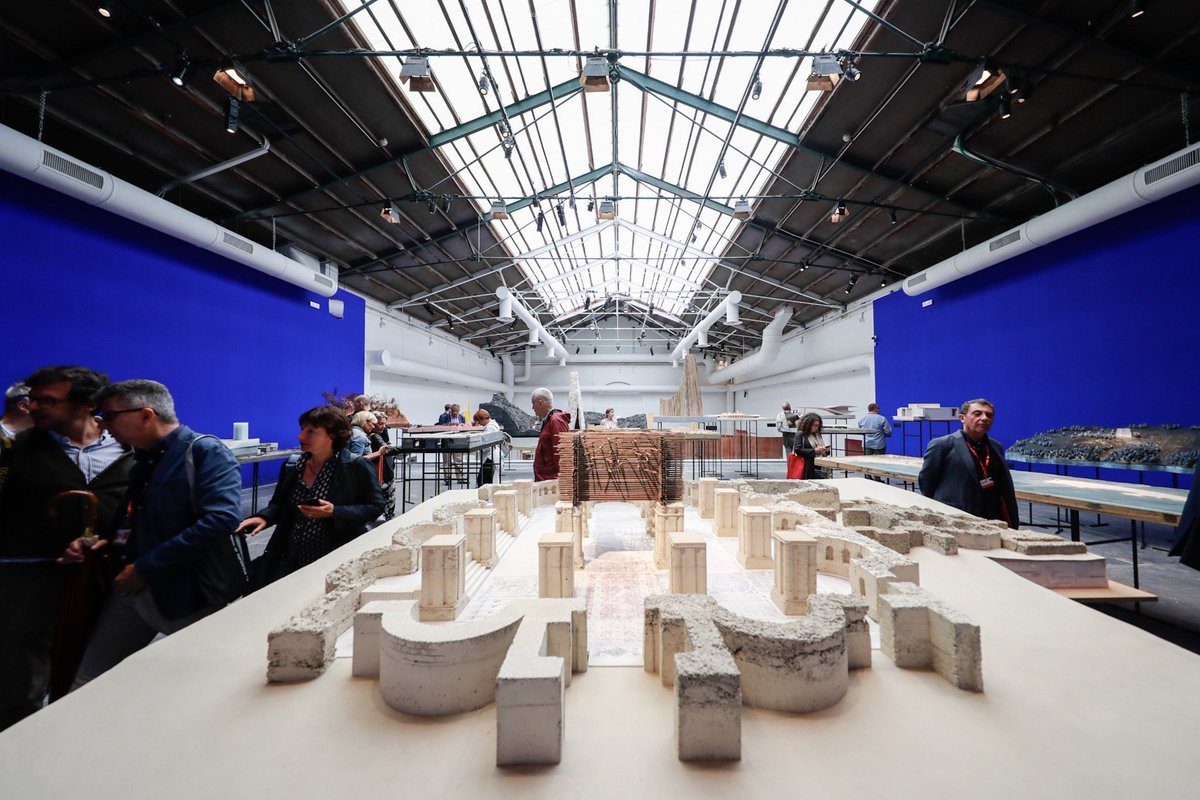 71 architetti di tutto il mondo si interrogano sul Manifesto di Yvonne Farrell e Shelley McNamara, impegnandosi in una indagine che sveli l'ingrediente #Freespace nei loro progetti. Scopri la #BiennaleArchitettura2018. Biglietti → bit.ly/FreespaceTicke…