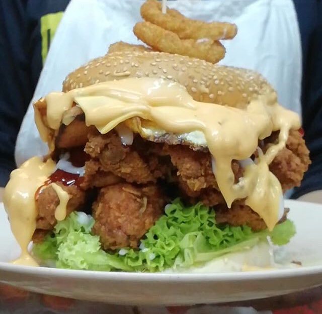 a_ariff's tweet photo. Gais tolong rt perniagaan anak muda kita, sumpah Spicy Chicken Burger dia lagi sedap dari yang ada dekat MCD tu, harga pon murah dan berpatutan gila!! Tak rugi la makan senang cakap. Aroyy Burger. Located near UPM, Serdang. 😁😁 https://t.co/28Pnl8vpRn