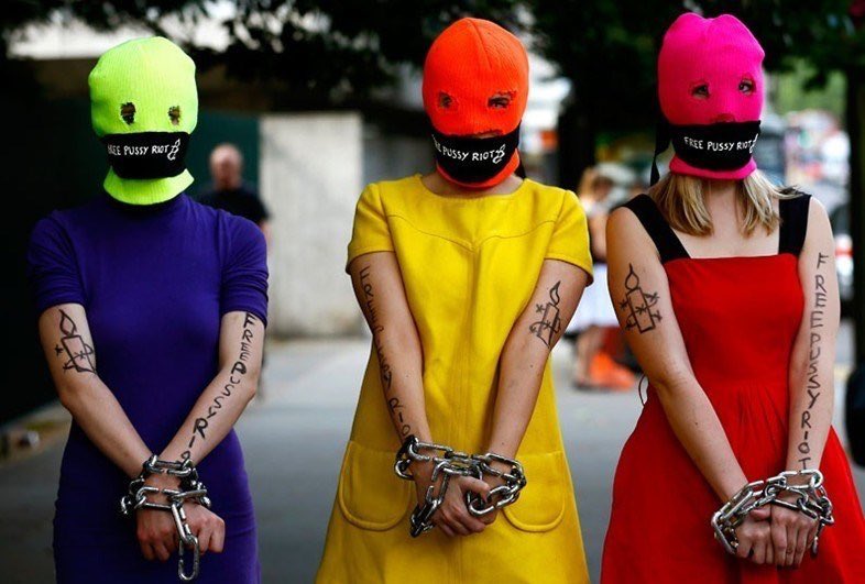 Femen_France's tweet photo. LES PUSSY RIOTS ARRÊTÉES ! 

Juste après leurs 15 jours de GAV, à leur sortie, elles ont été embarquées par la police russe. 

#FreePussyRiots !

https://t.co/kop2VupQnT… https://t.co/DT1ONVIxN4
