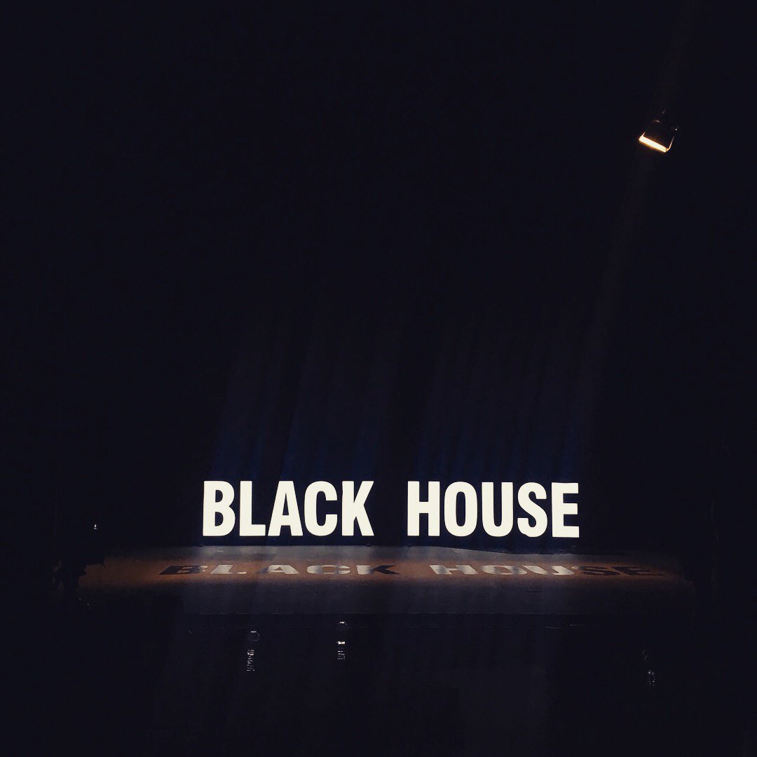 blackhouse_2017's tweet photo. 마지막 녹화를 밝혀주는 ‘블랙하우스’ 불빛 앞에서 

#20180802 #어둠은빛을이길수없다 #블랙하우스_ON #마지막 #이번주는 #블랙하우스_헌정방송 #하고싶은거다함 #이제_역사속으로 #목요일밤 #11시10분 #SBS #김어준의블랙하우스 https://t.co/gLLWAdDvOS