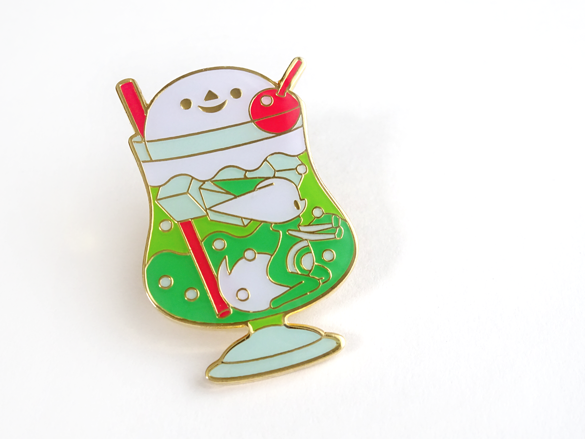 クリームソーダのピンバッジ」と「カラフルメガネのピンバッジ
