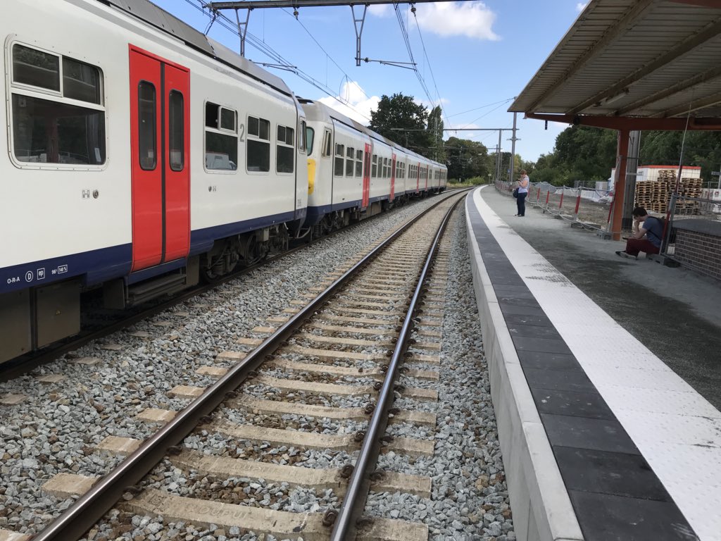 cuvelier_joost's tweet photo. Mooie verbetering met de verhoging van perron 2 in Torhout. Nu nog perron 1 en waarom niet #nieuwstationtorhout 😏 https://t.co/TVxDTyEVPq