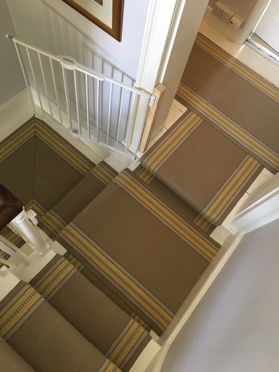 SDScarpets's tweet photo. Large fitted landing rug. With some very crooked stairs, but finished to the highest standard @Roger_OatesUK #staircase #carpets #flooring #sewn #wool #standards #quality https://t.co/LGR5GG6f9O