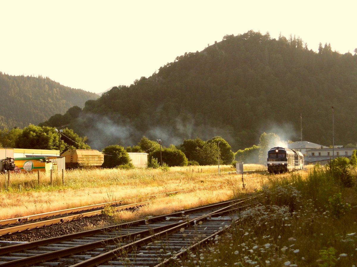 lepailladindu43's tweet photo. Dimanche 29 Juillet 2018
Fin de journée en beauté avec ce train de Machines à l'entrée de #Murat
#BB67456, #BB66170, #A1AA1A68081, #CC72084 sur le retour vers #Neussargues puis #Dijon, après avoir passer le week-end en gare du #Lioran pour les 150ans de la Ligne Cantalienne https://t.co/aWjB6ouFyQ