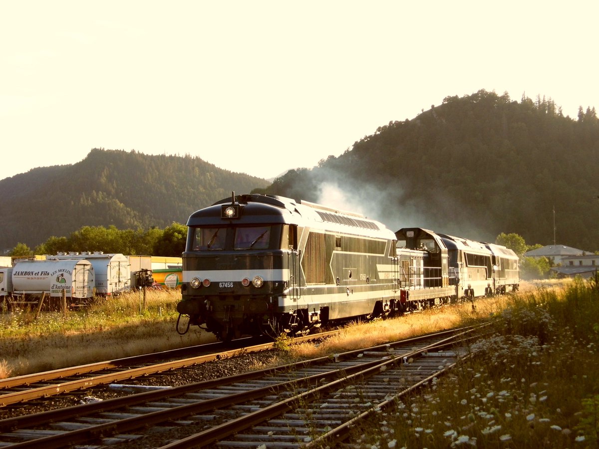 lepailladindu43's tweet photo. Dimanche 29 Juillet 2018
Fin de journée en beauté avec ce train de Machines à l'entrée de #Murat
#BB67456, #BB66170, #A1AA1A68081, #CC72084 sur le retour vers #Neussargues puis #Dijon, après avoir passer le week-end en gare du #Lioran pour les 150ans de la Ligne Cantalienne https://t.co/aWjB6ouFyQ