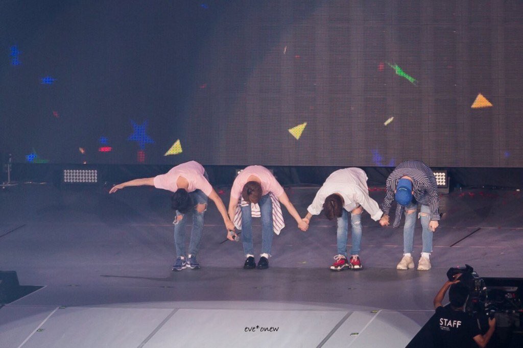staywith1209's tweet photo. [Pann] “ตอนทักทายครั้งสุดท้าย(ก่อนลงเวที) ท่าทางของมินโฮที่แสดงออกมางดงามและมีค่ามากเหลือเกิน อยากให้คนบนโลกได้รู้ว่าความภาคภูมิใจของพวกเรางดงามมากจริงๆ รักนะชายนี่ ไม่ว่าพูดอะไรพวกเขาก็จะบอกว่ามี 5 คนเสมอ” มันช่างอบอุ่น มินโฮที่ยื่นมือออกไปและจงฮยอนก็คงอยู่ตรงนั้นด้วยเช่นกัน❤️ https://t.co/C8MDFU6wpz
