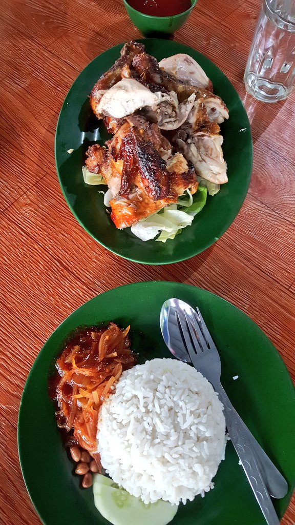 kruel74's tweet image. Nasi lemak #sambalsedap with ayam golek dara simpang Nilai - Labu