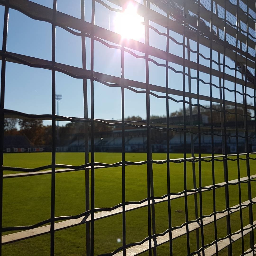 StadioPenzo's tweet photo. Domani sera il #Penzo riaprirà i cancelli per l'amichevole @VeneziaFC_IT - #Clodiense (ore 17). Verrà aperto solo il settore tribuna (ingresso gratuito)
#StadioPenzo #PierluigiPenzo https://t.co/pqOGahhgCe