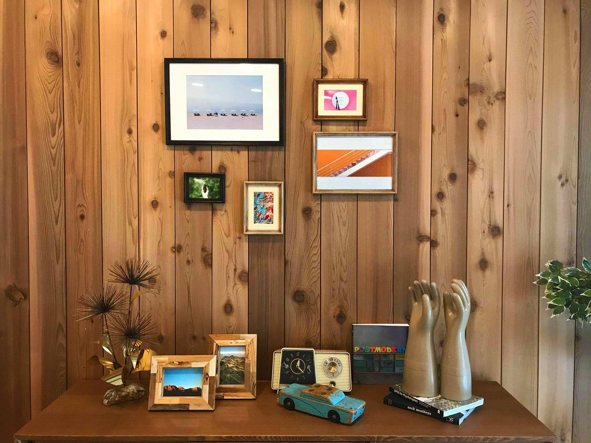 オレンジハウス 新築 リノベーション Freak S Houseオープン 都内初お目見え アパレルブランドが創る家 フリークスハウス が完成 写真はストーリーのあるヴィンテージ雑貨を取り入れたリビングのディスプレイ 手袋をかたどった謎のオブジェも