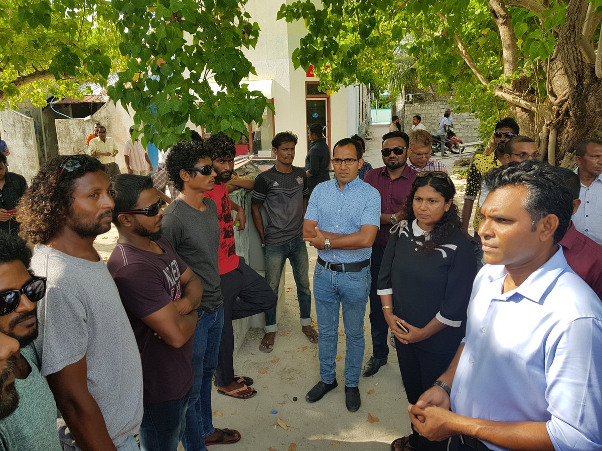 Qaumy Candidate ge Running Hon.<a href="/FaisalNasym/">Faisal Naseem</a> Mahibadhoo ge zuvaanunge #Adu essevumuga. Mi rashuge #Zuvaanun beynunvany hama hama kamai eku zuvaannai medhu amalu kurevey #Adhuluveri  sarukaareh. 

#PEMv2018 
#IbuFaisal2018