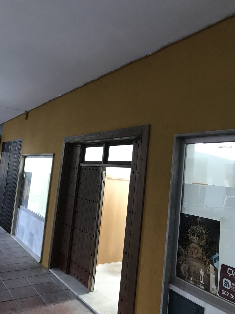 PasionAlmeria's tweet photo. 📌 ACTUALIDAD | Así de avanzada se encuentra la adecuación y acondicionamiento de la nueva Casa de Hermandad con los nuevos armarios para bambalinas, ajuar de la Virgen y túnicas, así como Secretaría y fachada.Recuerda: cambio de domicilio a Calle Sagunto, 12.

¡Pronto más info! https://t.co/clqYEDbFIu