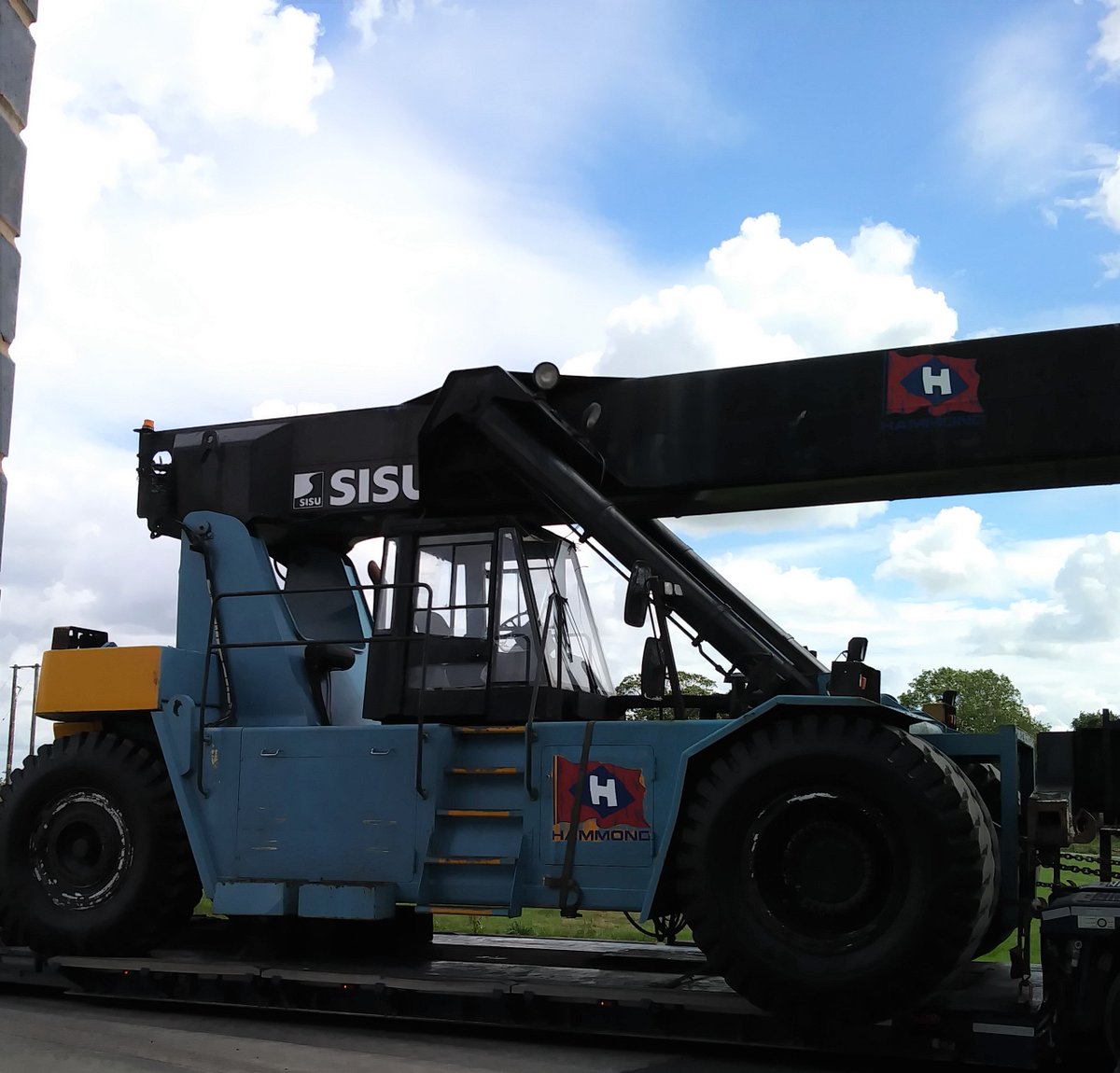 TweddleEng's tweet image. Our new container handler has arrived safely!
This impressive piece of kit can lift 45 tonnes. 
Thank you @LeicesterHeavy for delivering this exciting piece of equipment to us. #Cumbria #SISUAuto