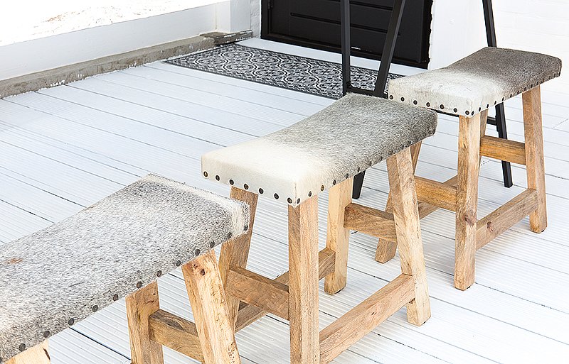 Deze robuuste krukjes met koeienleer vervelen nooit! Welke kleur staat het beste in jouw interieur? > ow.ly/vhxm50i7QUO