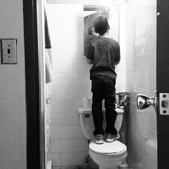 OnicaCupido's tweet image. I guess my son really needed to see....
.
.
.
.
.
#tmfblog #blackandwhitephoto #blknwht #bathroompic ift.tt/2mXEVYU