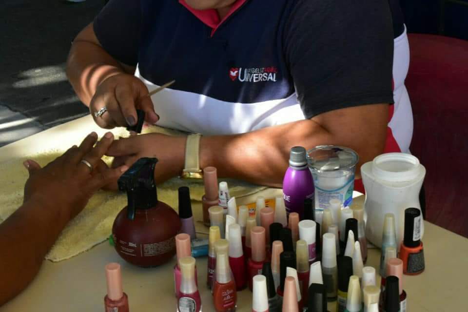 CearaUniversal's tweet photo. Com o objetivo de fazer o bem e levar uma palavra de fé para as comunidades a EVG Ceará realiza o projeto "A Gente da Comunidade", dessa vez no bairro Parque Soledade-Caucaia.
Na ocasião teve distribuição de cestas básicas, aferição de pressão, corte, manicure, dentre outros... https://t.co/bsdTqtB1ke