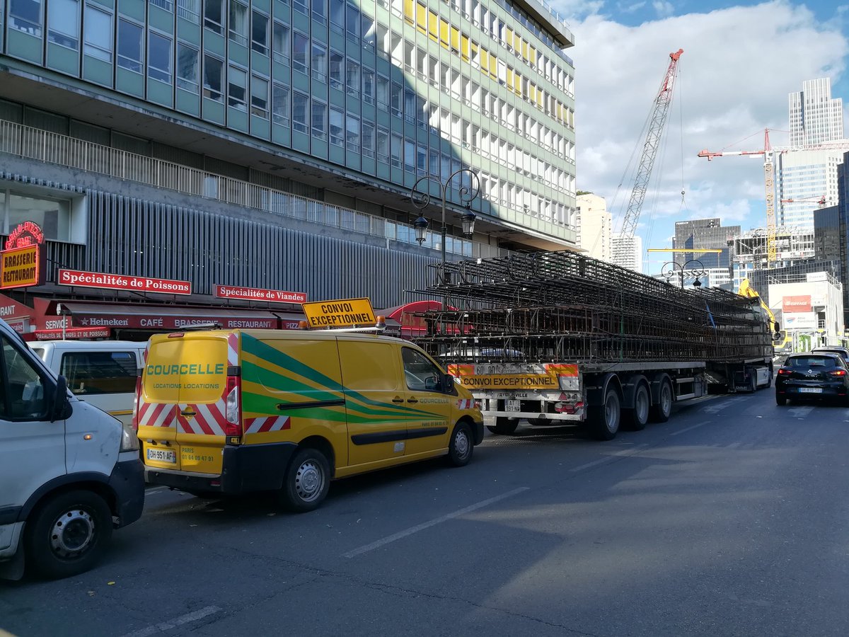 LCParisiens's tweet photo. Ce matin, d'impressionnantes cages d'armatures ont été livré par convoi exceptionnel sur le chantier de la tour Eria à Puteaux. Elles servent à la réalisation des parois moulées. @EiffageFR @altareacogedim @FrankiGroup https://t.co/BBxKwafjyr