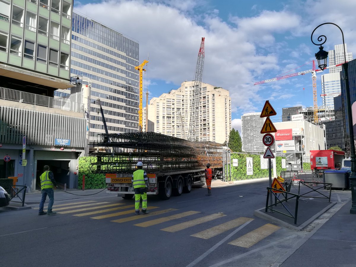 LCParisiens's tweet photo. Ce matin, d'impressionnantes cages d'armatures ont été livré par convoi exceptionnel sur le chantier de la tour Eria à Puteaux. Elles servent à la réalisation des parois moulées. @EiffageFR @altareacogedim @FrankiGroup https://t.co/BBxKwafjyr