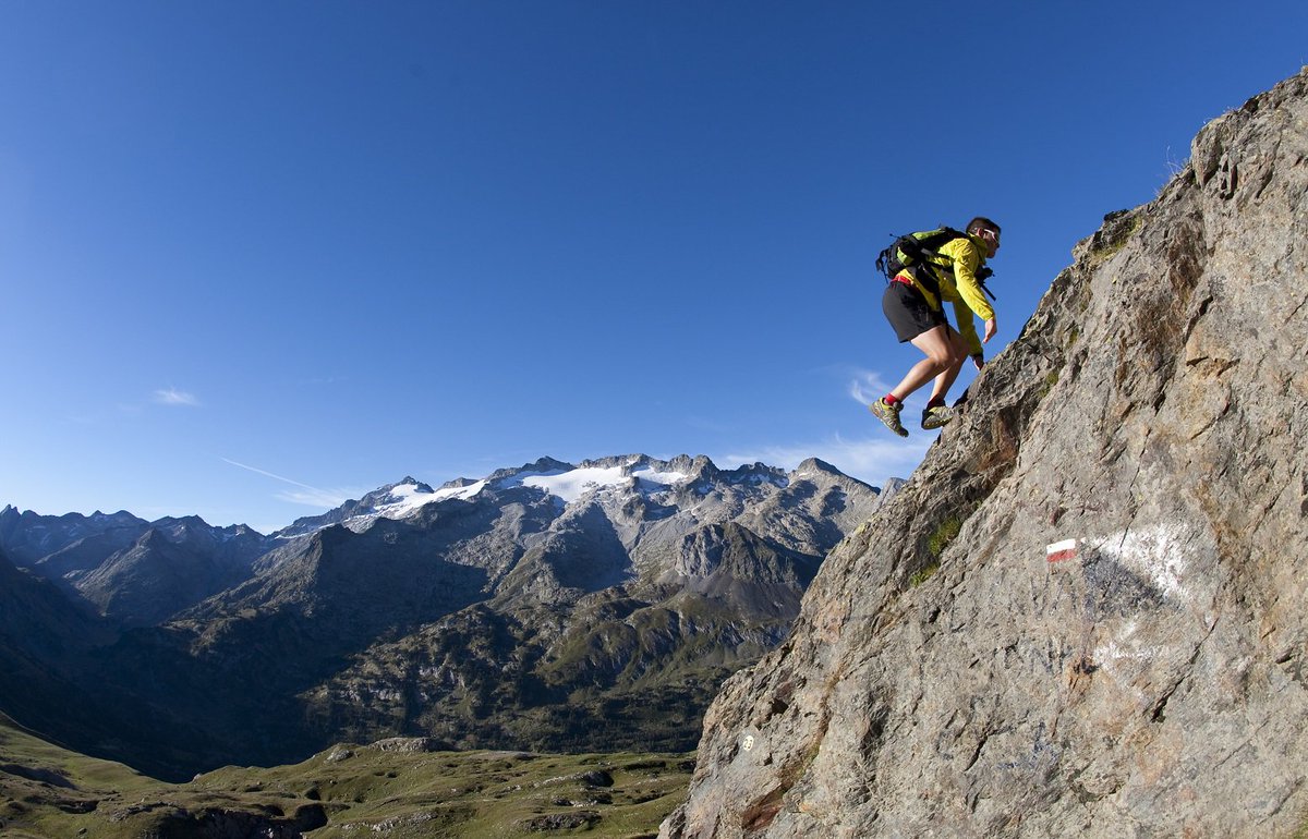 'Pasión es exigirme cuando no hay nadie alrededor, solo el camino y yo'. #trailrun #trailrunning #instatrail #instarun #larevistadeloscorredoresdemontaña #correr #montaña #outdoor #mountain #mountainrunning #training #pasion #benasque #deporte #motivacion #motivation