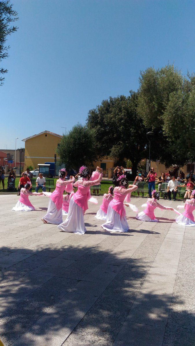 Ballusfestival's tweet photo. Un assaggio della breve esibizione dei gruppi dopo il saluto delle autorità 
#ballus2018 #ballus18 https://t.co/tPBbbFHIhO