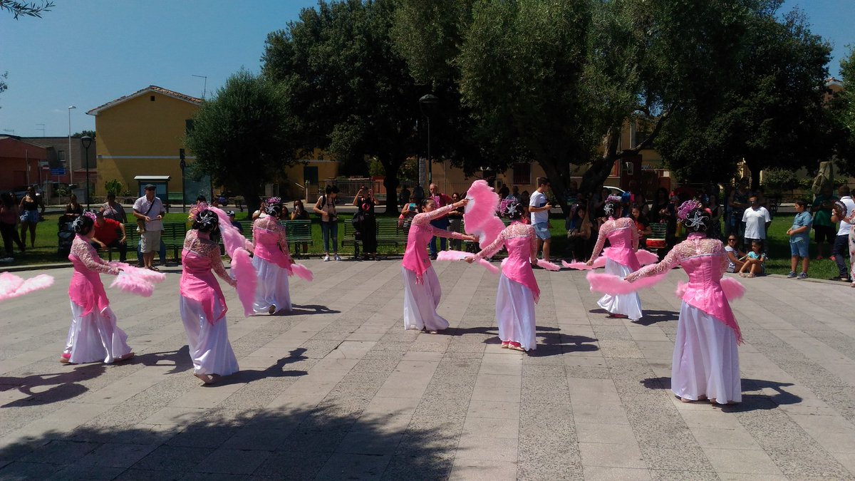 Ballusfestival's tweet photo. Un assaggio della breve esibizione dei gruppi dopo il saluto delle autorità 
#ballus2018 #ballus18 https://t.co/tPBbbFHIhO