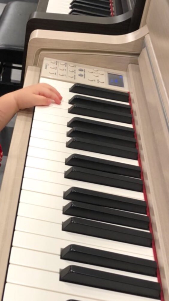小泉エリ Pa Twitter 娘と楽器屋さんへ行きました 教えてないのにピアノの鍵盤への手の置き方 完璧でした 子供の頃 ピアノの先生に 鍵盤に爪の音がカチカチしないように爪は短く切りましょう 指は丸く鍵盤に置きましょう と習いました あれから30年 娘は