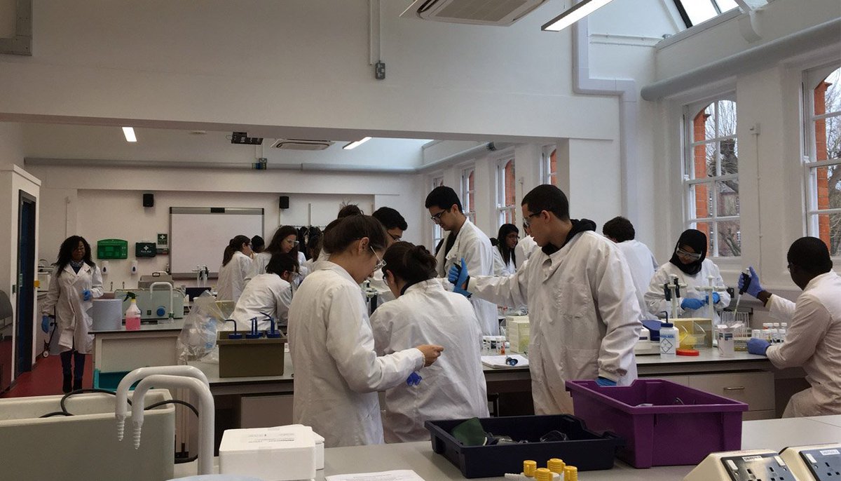 Thank you to our Pharmacology and Toxicology students who took part in the #NSS2018, giving the course an 'overall satisfaction' score of 95 percent, making us the number two university in London for the subject. #Clearing2018 #ChooseUEL
