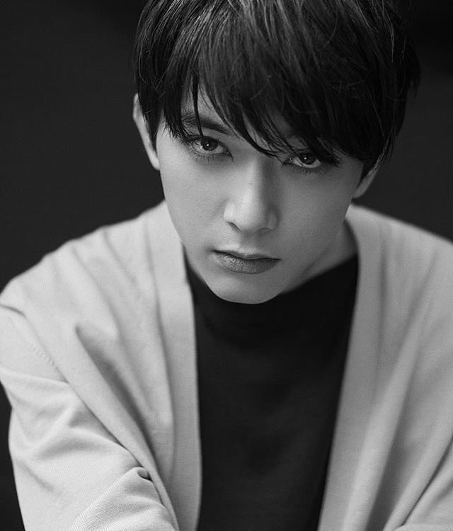 お 三白眼や斜視をもつ美形は最強 人の目を引いてミステリアスな印象を与える男性は斜視が多いってよくいうんだけど 吉沢さんとかまさにそうなんじゃないかな 推しに甘い って実はずっと観察してる どうなんだろう