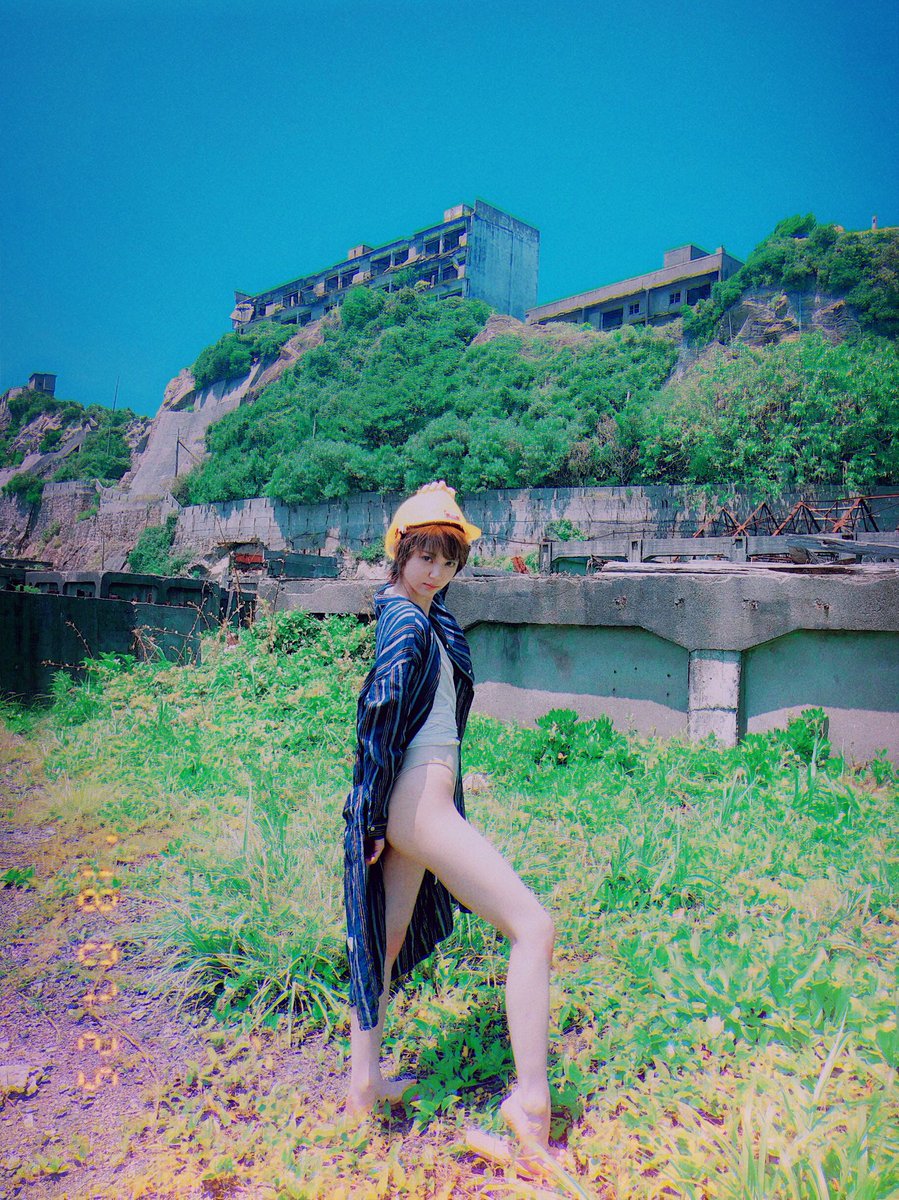 ট ইট র ｅｉｚｙｕ Eijyu ー Eiju 山谷 花純 水着 に ヘルメット こんなの初めてー って 叫んだ 軍艦島 の 撮影 安全のため ヘルメット着用 での 移動
