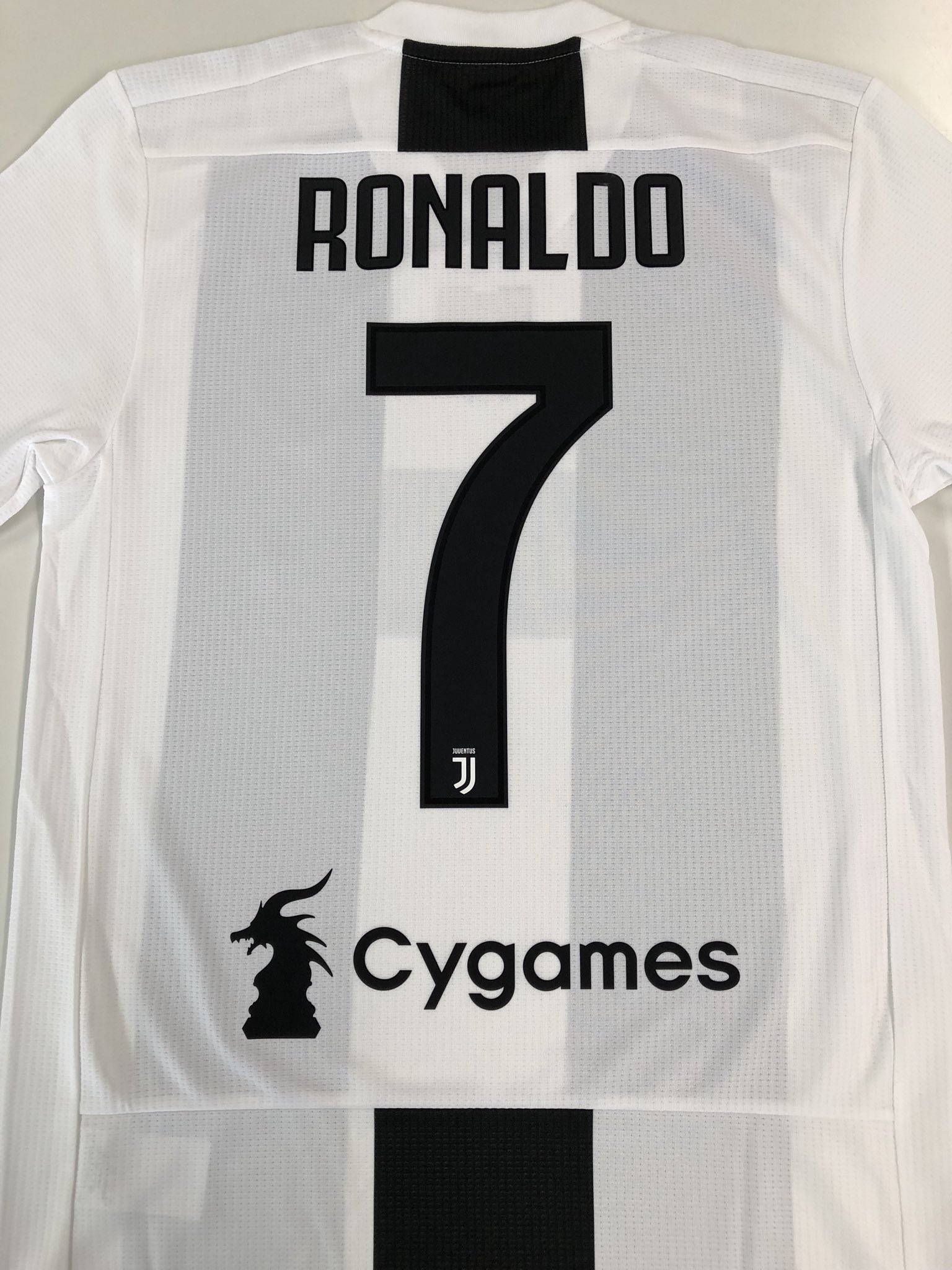 ともさん Tomosan サッカーユニフォームの世界 A Twitter ユベントス18 19ホームモデル オーセンティックユニフォーム ロナウドマーキング さすがオーセンティック エンブレムは刺繍のように見える樹脂製です マーキングも黒に黒の縁がついてカッコいい ともさん Tomosan サッカーユニフォームの世界 A Twitter ユベントス18 19ホームモデル オーセンティックユニフォーム ロナウドマーキング さすがオーセンティック エンブレムは刺繍のように見える樹脂製です マーキングも黒に黒の縁がついてカッコいい