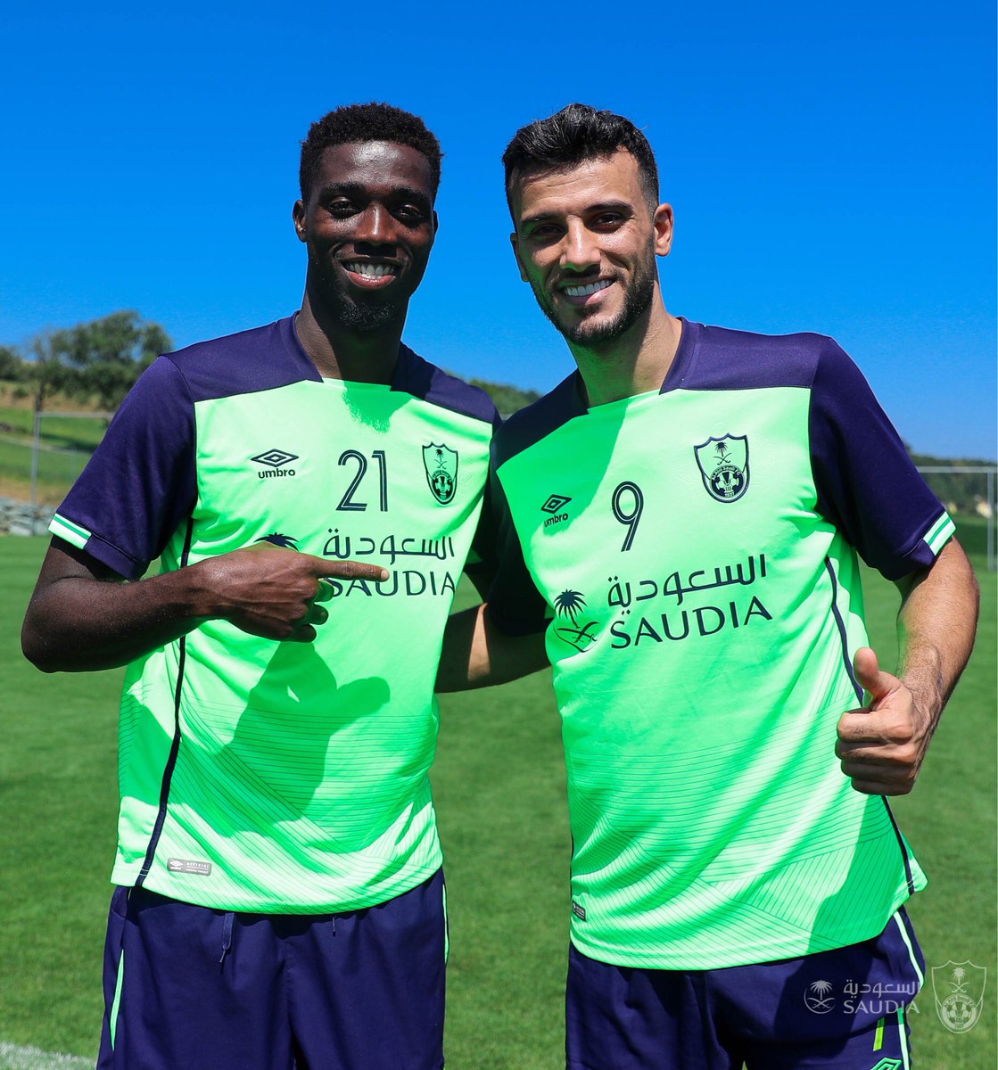 ALAHLI_FC's tweet photo. شد الظهر فيني وأشد الظهر فيك 💚
خل العواذل تحترق من حسدها 💪🏻 https://t.co/tBu1Xl2bzI