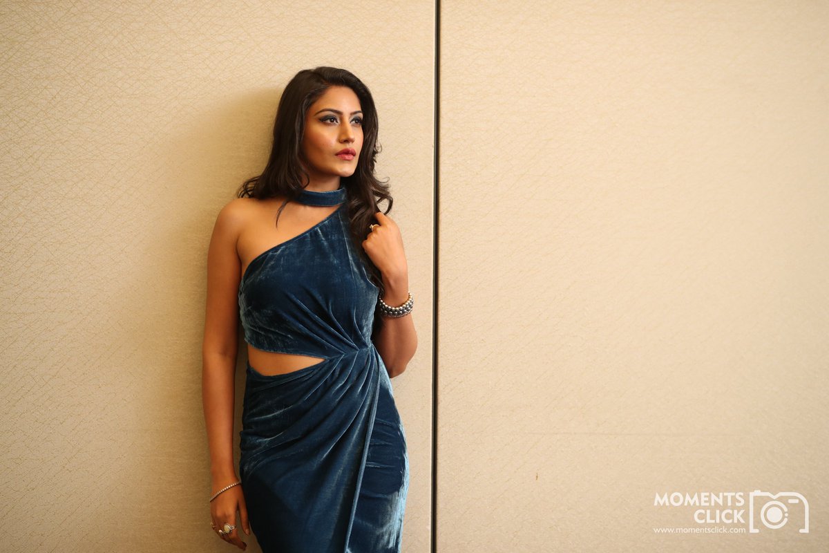 Surbhi_fc_mm1's tweet photo. Surbhi chandna  Photoshoot  from  LPs annual  convention  2018 
Honestly  you  can't  move  your  eyes from  this  patakaaaaaa.. Breathtaking 💘💘 😭👌😍🔥🔥🔥🔥 part1 #Ishqbaaaz  #SurbhiChandna https://t.co/C13qafJRCl