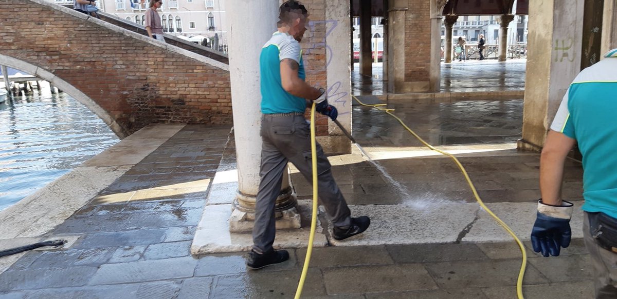GruppoVeritas's tweet photo. Oggi in #stradanova a #cannaregio il #lavaggio del #pontedelanconeta del #pontesantantonio e zona rio terà Maddalena @comunevenezia @CMVenezia #decorourbano #cittàpulita #Venice @nuova_venezia @corriereveneto @veneziatoday @Gazzettino @GenteVeneta @GruppoVeritas https://t.co/CcwggF40ka