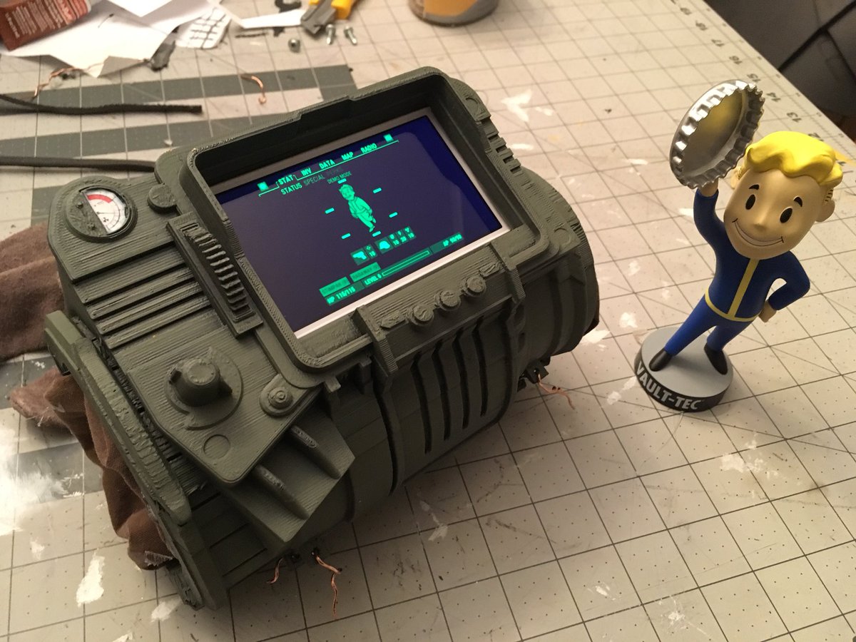 HTMLpage's tweet photo. The convention is in four days. So soon. Trying to get things done! #willcon #cosplay #fallout76 https://t.co/z18M3k3MWf