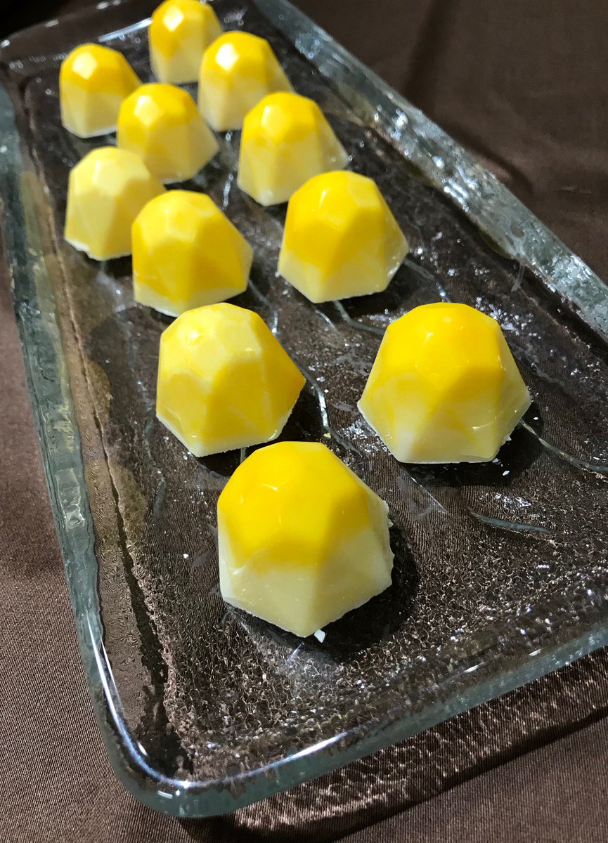 stellaleona's tweet photo. This week's featured chocolate is our hand painted Banana Cream Cheesecake. This piece is filled with a creamy white chocolate ganache flavored with Banana Cream Cheesecake! Grab a FREE Shopper's pass on your way into Sauder Village and try one today! #chocolateoftheweek https://t.co/pgeA6sqETl