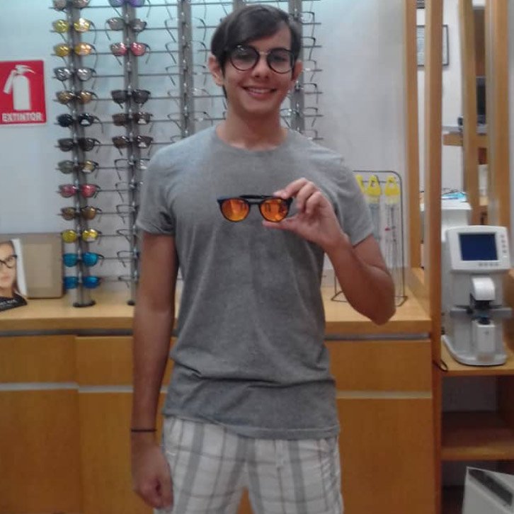 opticasaga's tweet photo. Para la familia del Grupo de Tiendas Optica Saga es una placer felicitar a nuestro segundo ganador Cristhian Giusto en nuestra tienda del C.C Boleita Center, recibiendo su premio del concurso "Participa y Gana con el Mundial Rusia Fifa 2018. Mil felicidades!.#opticasaga #fifa2018 https://t.co/OPnoZ11I1t