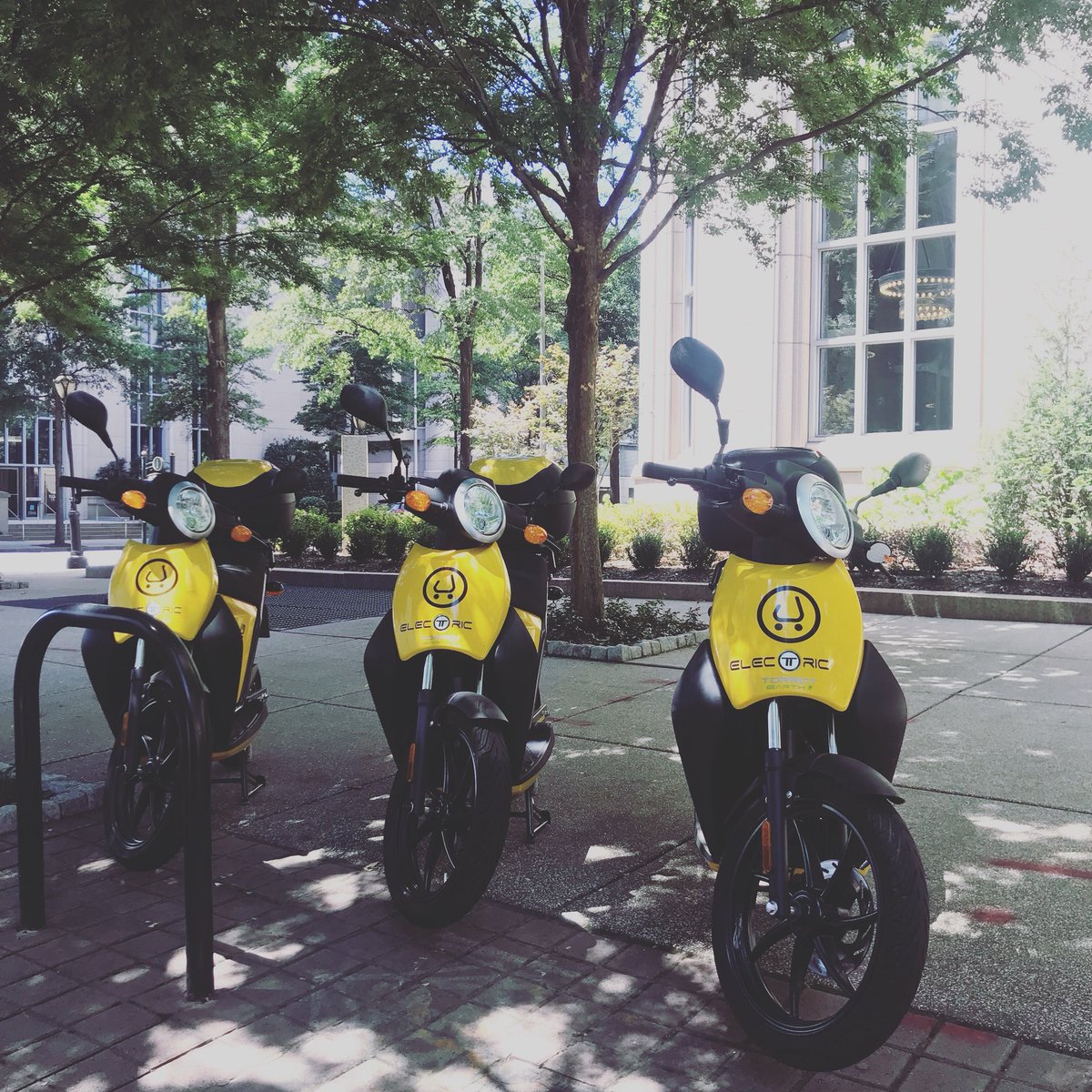 MuvingUSA's tweet photo. We have quick and clean electric scooters all over mid-town. Download the app and take one for a spin today! #electricscooters #muvingusa #getmuving #seeatlanta https://t.co/kgsT8IOqad