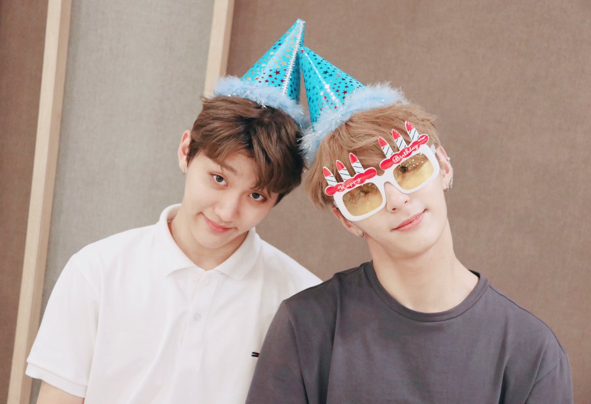GoldenChild's tweet photo. [#Golden_Child] 세상에서 가장 시끄러운 와토끼🐰와 주쨔🤩의 생일파티🎂🎉 운명같은 두 사람의 텔레파시 확인부터 너무 감동적이라 눈물(?)💦이 났던 영상편지까지!📮 (Feat.동시통역사 쭈니) 우리 생일즈, 메보즈의 말처럼 앞으로도 오조오억�� 함께 생일을 맞아보아요🤗 #골드니스 도 함께해요😘💕 https://t.co/vlPmOsmFGd