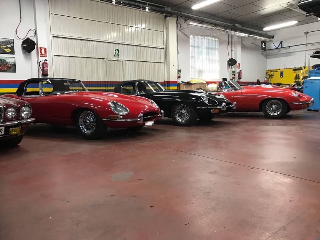 FVC_Clasicos's tweet photo. Los Jaguar E-type vienen a ponerse a punto ✔️
#jaguar #madrid #taller #etype #clasicos #fvc #sportcar #chanoe https://t.co/Zi7VwpommO