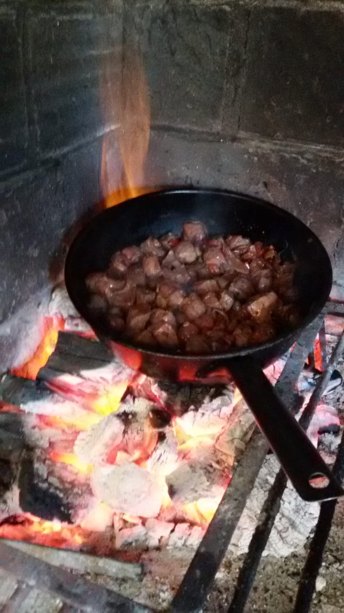 juanmarstyle's tweet photo. Para la picada del asado ! Cebolla morada , verdeo , morrones y bastante ajo bien fuerte al fuego . Despues cuadraditos de higado y dorar fuerte , chorro de cinzano para desglasar y despues todo caliente a una procesadora . condimentos y manteca . Pate. #vorterixparritips https://t.co/TcU2FxKqLK