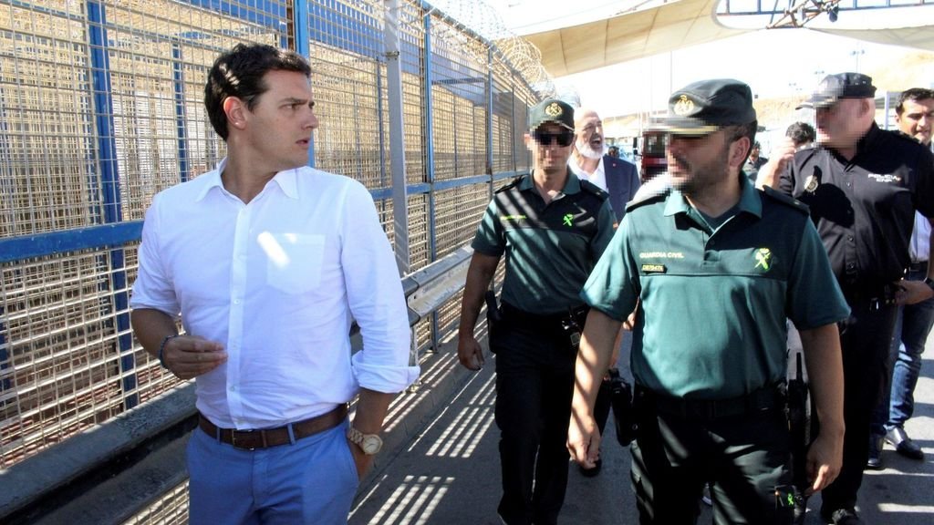 Romeomontescus's tweet photo. -¿Son como monos, no?
-Son personas, Albert.
-¿Comen plátanos?
-Comen lo que usted y yo, Albert.
-¿Tenemos árboles pa todos?
-Esto se va a hacer muy largo... https://t.co/Rh5fj2C3j7
