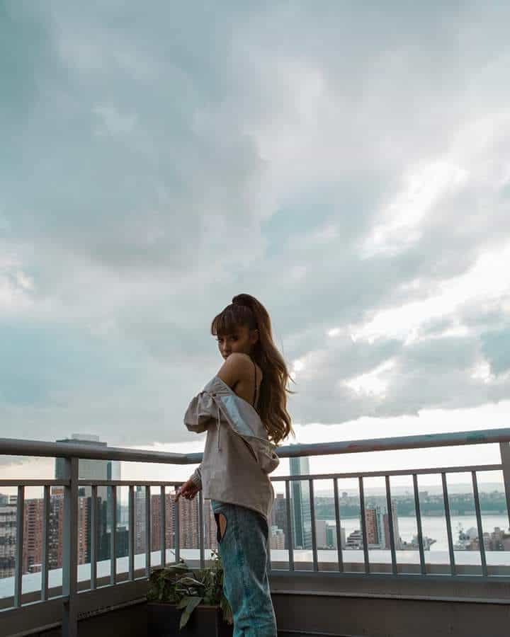bocaslumos's tweet photo. ariana feat. her favourite sky https://t.co/uhctEcnR8r