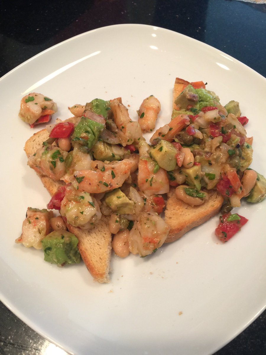 vxbond's tweet image. Roasted shrimp / avocado / cannellini bean toast.  #simplesupper